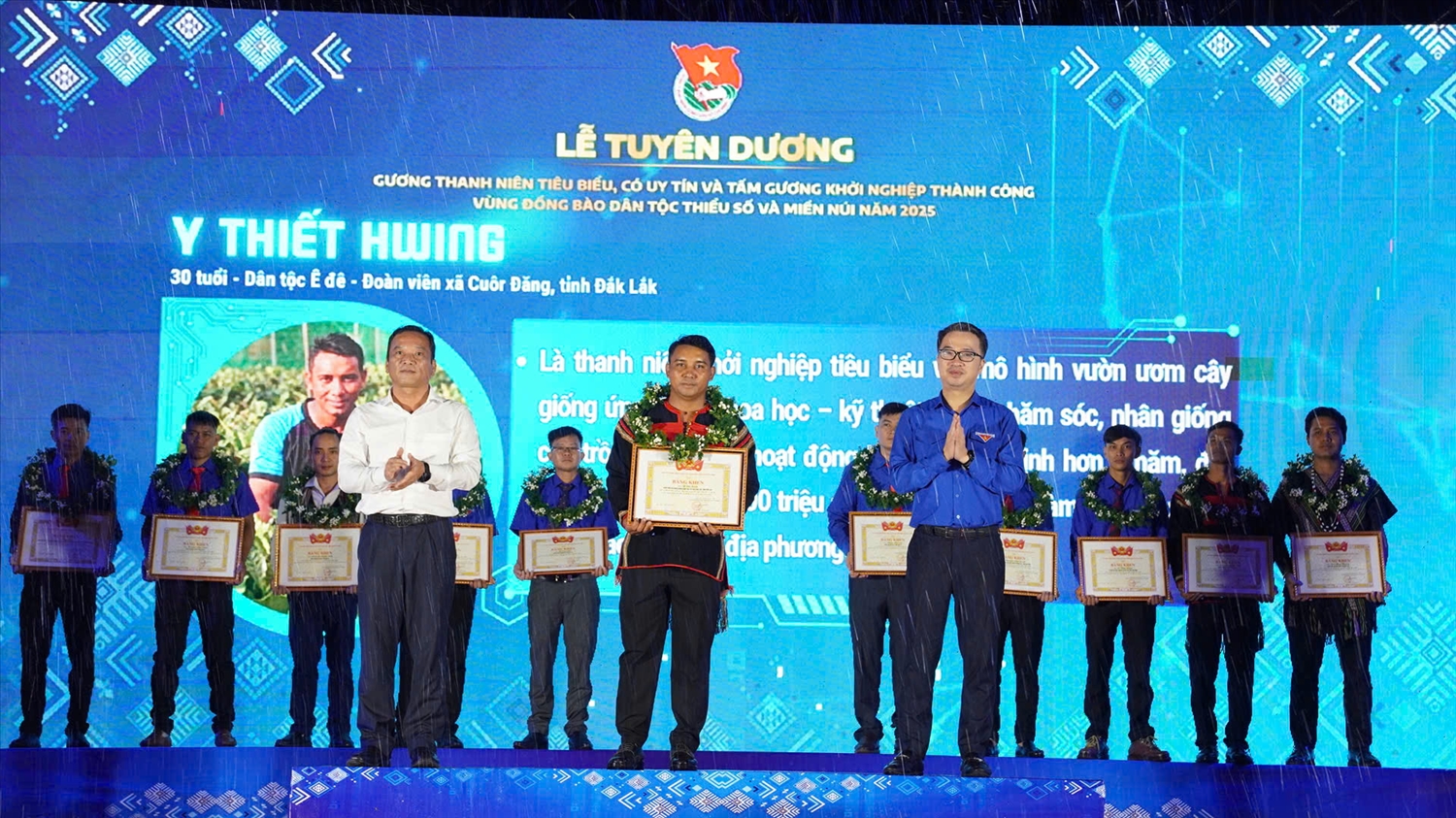 Trao Bằng khen của Ban Bí thư Trung ương Đoàn cho thanh niên DTTS tiêu biểu, khởi nghiệp thành công (Ảnh: Lê Hường)