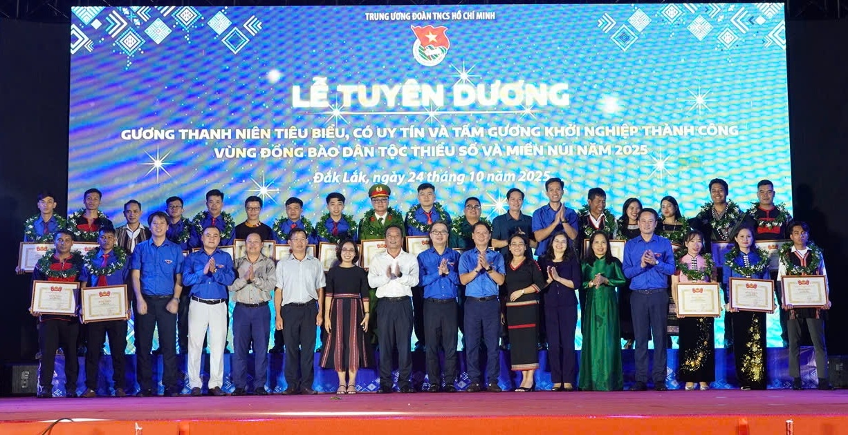 27 thanh niên DTTS được vinh danh (Ảnh: Lê Hường)