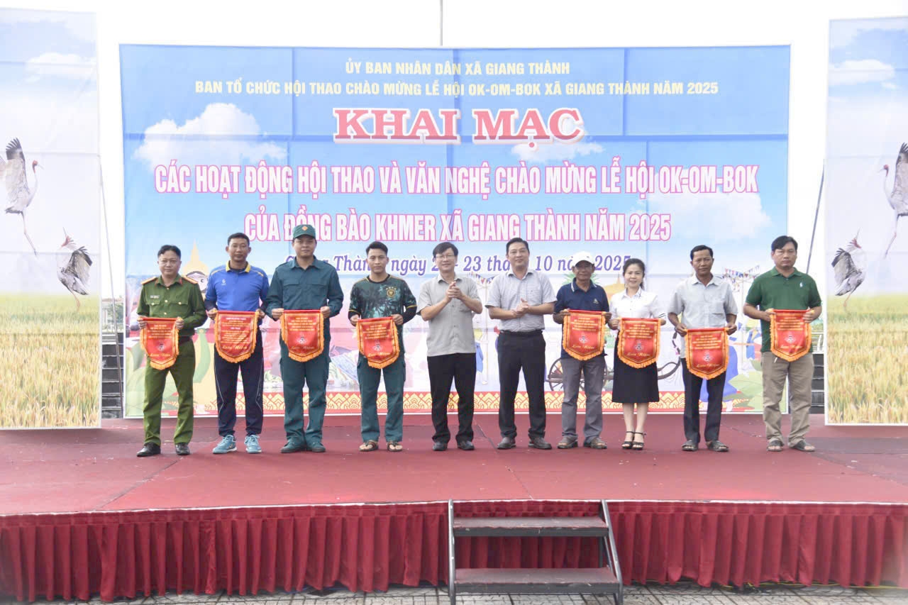 Đại diện lạnh đạo xã Giang Thành trao cờ lưu niệm cho 8 đội thi đấu môn thể thao truyền thống 