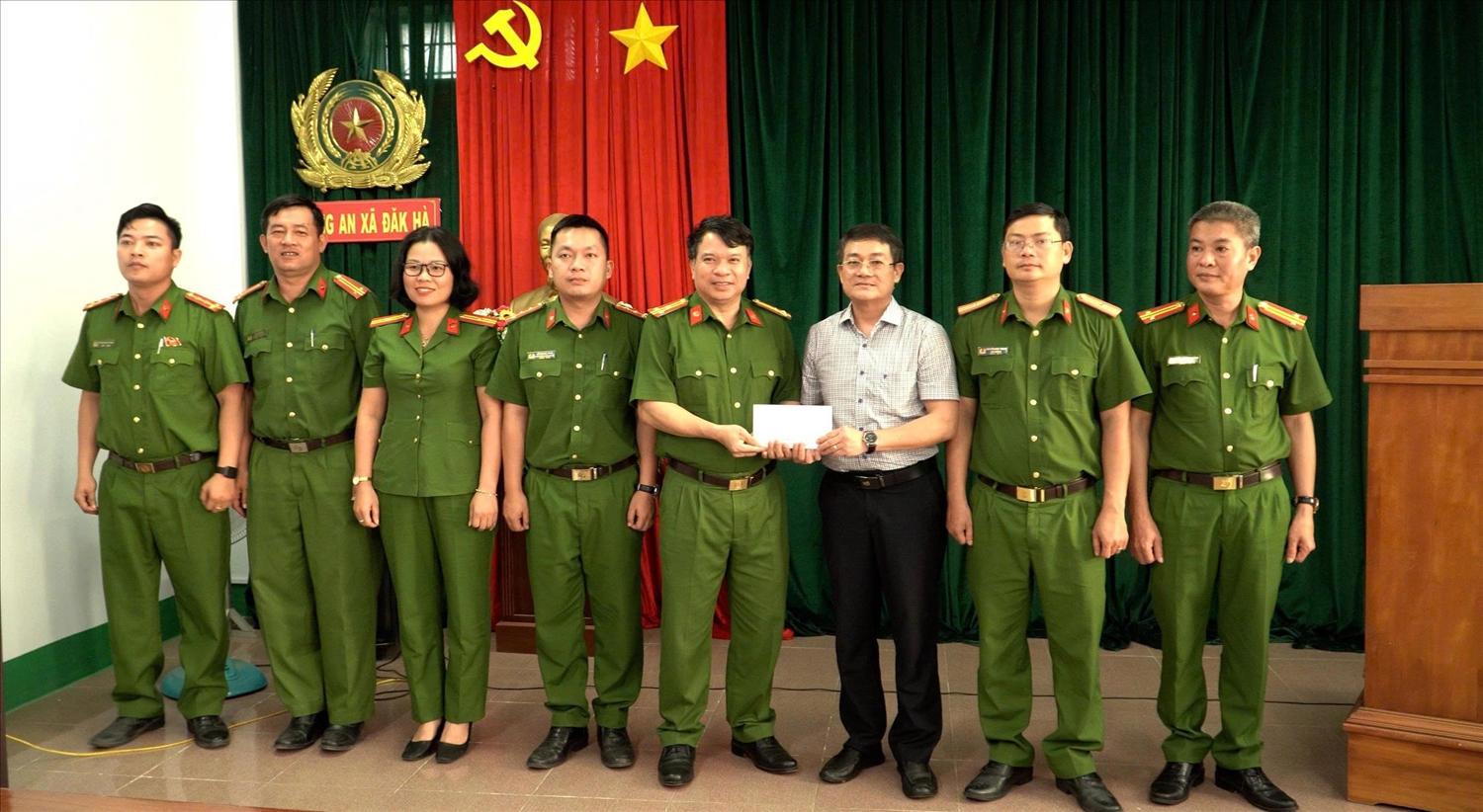 Chủ tịch UBND xã Đăk Hà khen thưởng Công an xã Đăk Hà. (Ảnh: Ngọc Chí)