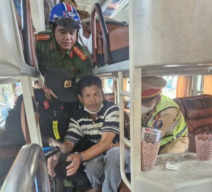Sau khi gây án, đối tượng Mai Xuân Tùng tìm cách lẫn trốn và bị lực lượng Công an bắt giữ trên xe khách. (Ảnh: Ngọc Chí)
