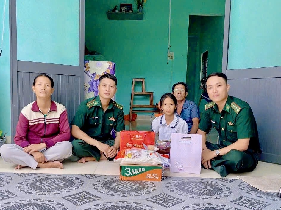 Cán bộ, chiến sĩ Đồn Biên phòng Nhơn Châu hỗ trợ, động viên em Viên tiếp tục học tập tốt, tự tin thực hiện ước mơ của mình Cán bộ, chiến sĩ Đồn Biên phòng Nhơn Châu hỗ trợ, động viên em Viên tiếp tục học tập tốt, tự tin thực hiện ước mơ của mình