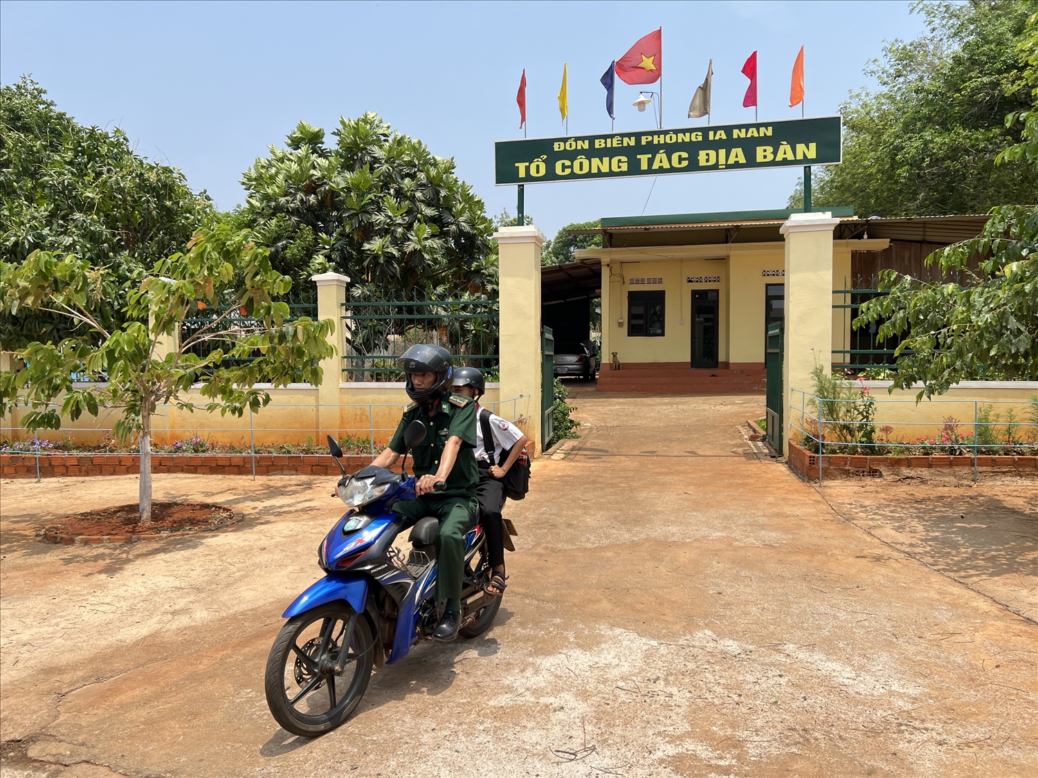 Hình ảnh những bố nuôi quân hàm xanh hằng ngày đưa, đón các con đến trường đã trở thành hình ảnh đẹp, ấm áp Hình ảnh những bố nuôi quân hàm xanh hằng ngày đưa, đón các con đến trường đã trở thành hình ảnh đẹp, ấm áp