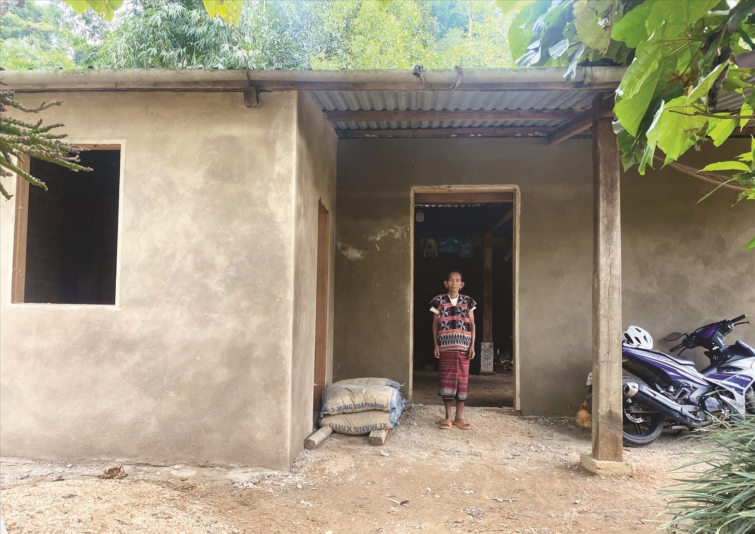 Bà A Lăng Ngời hạnh phúc bên ngôi nhà mới. (Ảnh Huy Trường)