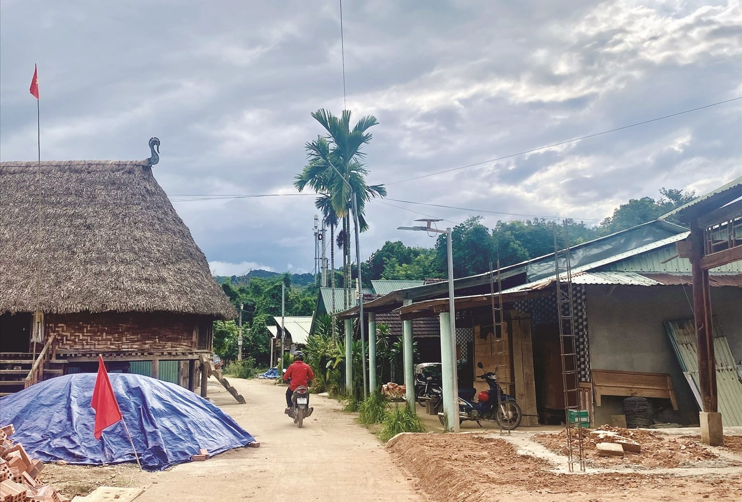 Thôn Tà Làng, xã A Vương ngày càng khởi sắc. (Ảnh Huy Trường)