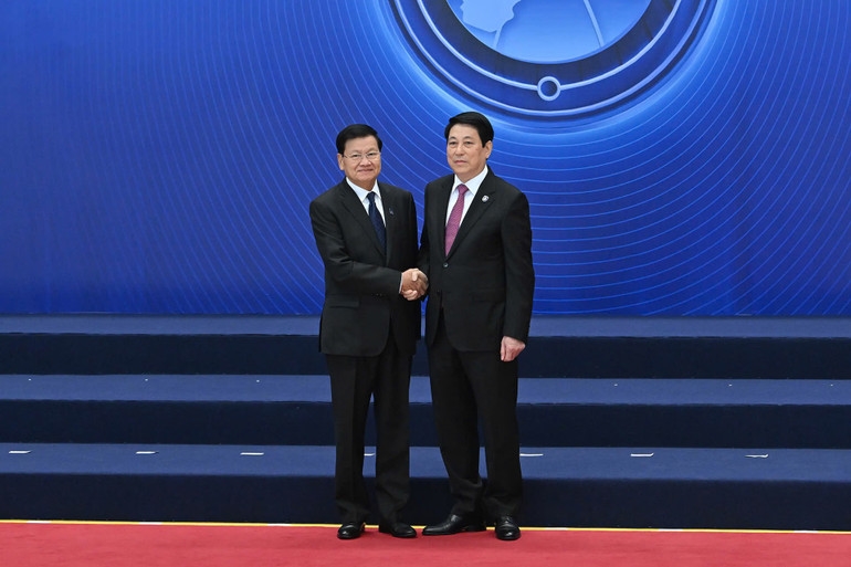 Chủ tịch nước Lương Cường đón Tổng Bí thư, Chủ tịch nước Lào Thongloun Sisoulith dự buổi lễ. Chủ tịch nước Lương Cường đón Tổng Bí thư, Chủ tịch nước Lào Thongloun Sisoulith dự buổi lễ.