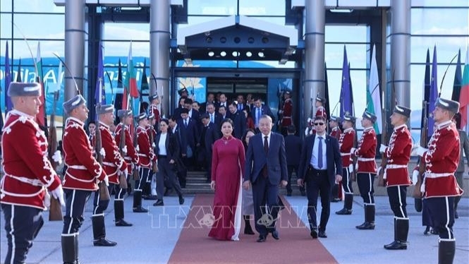 Lễ tiễn Tổng Bí thư Tô Lâm và Phu nhân tại sân bay quốc tế Sofia. (Ảnh: Thống Nhất/TTXVN) Lễ tiễn Tổng Bí thư Tô Lâm và Phu nhân tại sân bay quốc tế Sofia. (Ảnh: Thống Nhất/TTXVN)