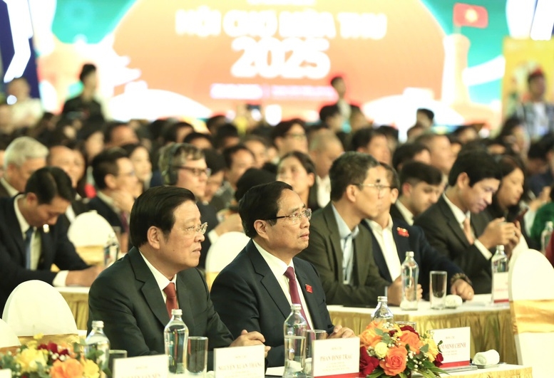 Các đồng chí lãnh đạo Đảng, Nhà nước dự khai mạc Hội chợ - Ảnh: VGP/Nhật Bắc
