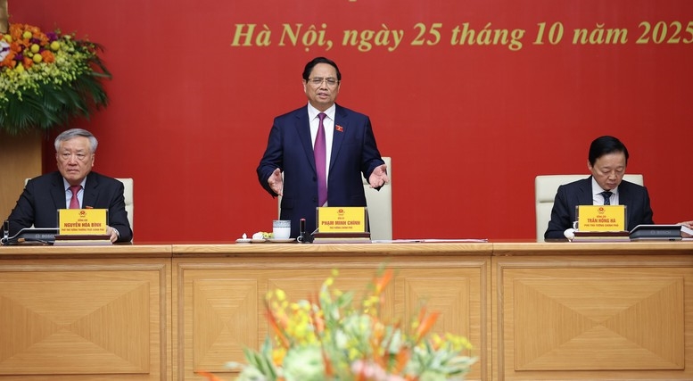 Thủ tướng chỉ đạo Văn phòng Chính phủ và các cơ quan tiếp thu các ý kiến tại phiên họp để trình ban hành văn bản chỉ đạo điều hành phù hợp; tiếp tục rà soát lại công việc, chương trình, dự án, đề án, xác định thứ tự ưu tiên để thực hiện, phân công nhiệm vụ ""6 rõ" - Ảnh: VGP/Nhật Bắc Thủ tướng chỉ đạo Văn phòng Chính phủ và các cơ quan tiếp thu các ý kiến tại phiên họp để trình ban hành văn bản chỉ đạo điều hành phù hợp; tiếp tục rà soát lại công việc, chương trình, dự án, đề án, xác định thứ tự ưu tiên để thực hiện, phân công nhiệm vụ ""6 rõ" - Ảnh: VGP/Nhật Bắc