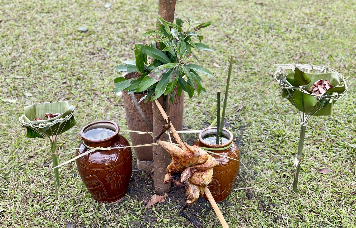 Lễ vật cúng được dân làng chuẩn bị tươm tất để dâng lên các thần linh Lễ vật cúng được dân làng chuẩn bị tươm tất để dâng lên các thần linh