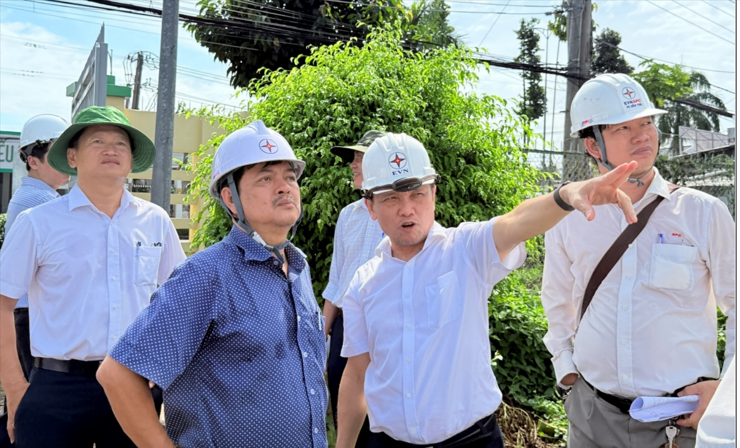 Lãnh đạo EVNSPC thường xuyên sâu sát trên những công trình trọng điểm. Trong ảnh: Ông Nguyễn Phước Đức – Tổng giám đốc EVNSPC (thứ 2 từ phải sang) kiểm tra tiến độ công trình trên địa bàn tỉnh Vĩnh Long Lãnh đạo EVNSPC thường xuyên sâu sát trên những công trình trọng điểm. Trong ảnh: Ông Nguyễn Phước Đức – Tổng giám đốc EVNSPC (thứ 2 từ phải sang) kiểm tra tiến độ công trình trên địa bàn tỉnh Vĩnh Long