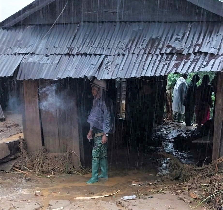 Nước lũ cuốn trôi đồ đạc trong nhà của hộ ông A Brok, thôn Bung Tôn, xã Đăk Plô. (Ảnh: Ngọc Chí) Nước lũ cuốn trôi đồ đạc trong nhà của hộ ông A Brok, thôn Bung Tôn, xã Đăk Plô. (Ảnh: Ngọc Chí)