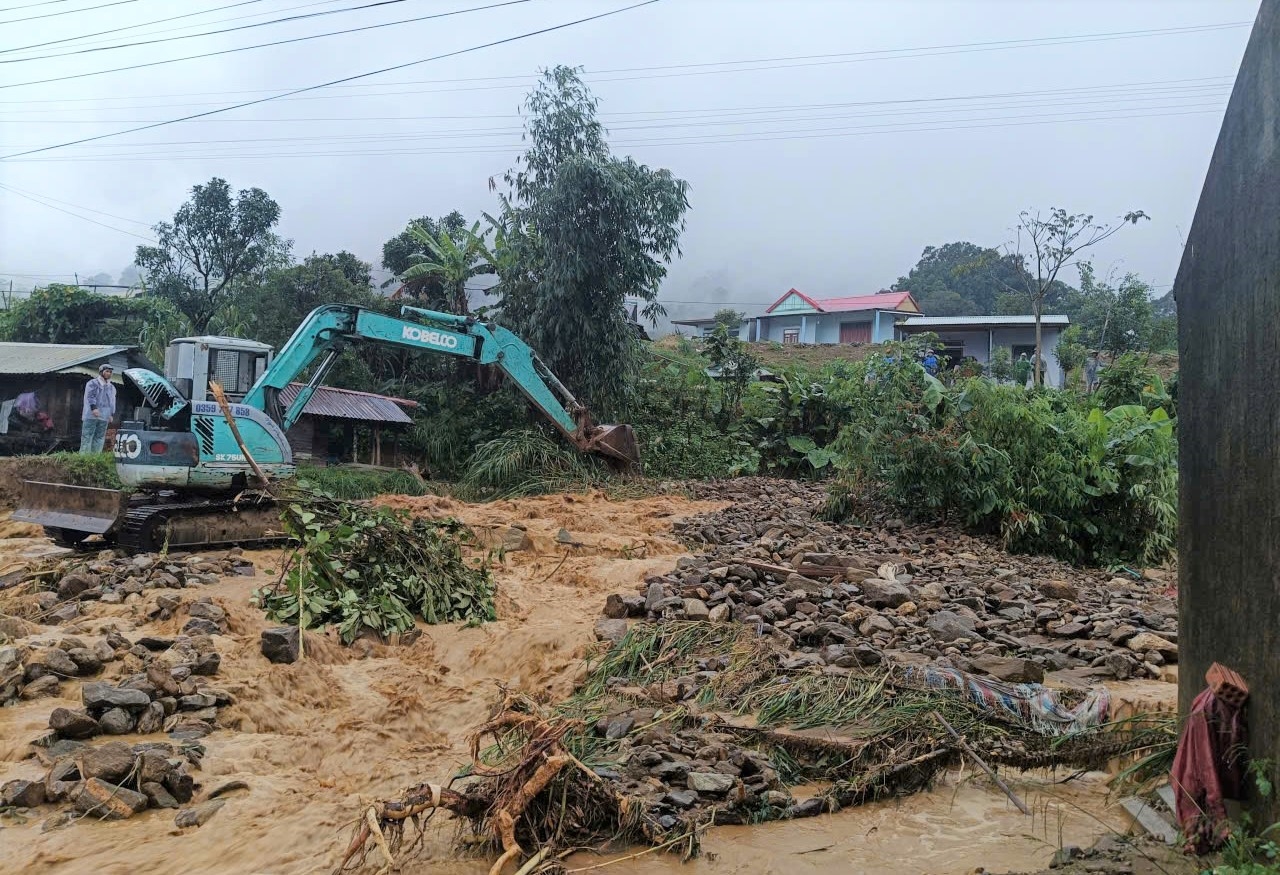 Xã huy động phương tiện dọn đất, đá sau trận lũ. (Ảnh: Ngọc Chí) Xã huy động phương tiện dọn đất, đá sau trận lũ. (Ảnh: Ngọc Chí)