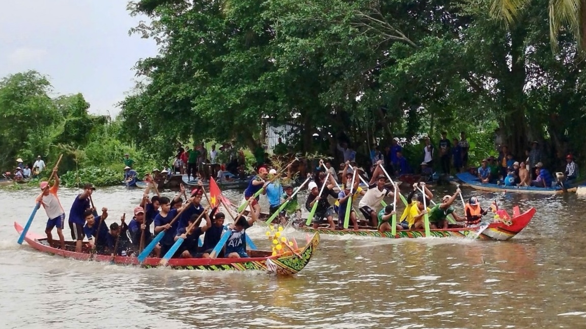 Các đội đua ghe ngo của xã Long Thạnh (An Giang) tranh tài vào sáng 16/10 Các đội đua ghe ngo của xã Long Thạnh (An Giang) tranh tài vào sáng 16/10