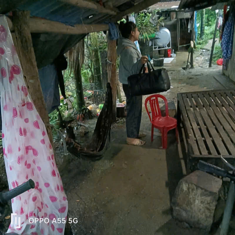 Người dân được di dời để đảm bảo an toàn trước nguy cơ sạt lở. (Ảnh Vũ Hiệp) Người dân được di dời để đảm bảo an toàn trước nguy cơ sạt lở. (Ảnh Vũ Hiệp)