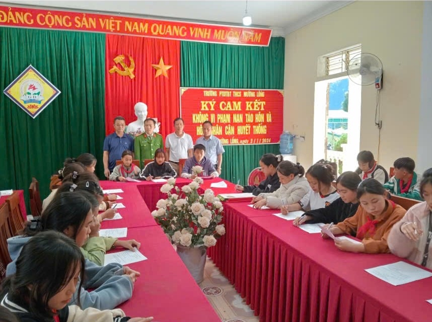 Tảo hôn và hôn nhân cận huyết vùng miền núi Nghệ An đang giảm - Trong ảnh: Ký cam kết không vi phạm tảo hôn và hôn nhân cận huyết cho học sinh ở xã Mường Lống