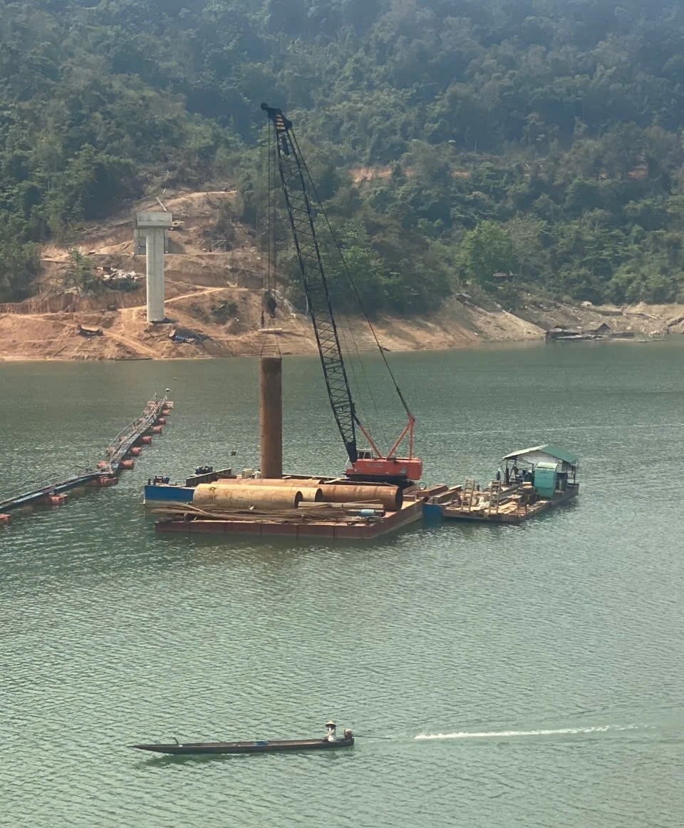 Thi công cầu Suối Hộc trên dự án mở đường vào các xã vùng lòng hồ bản Vẽ là Hữu Khuông và Nhôn Mai sẽ xóa thế bế tắc của một vùng đất