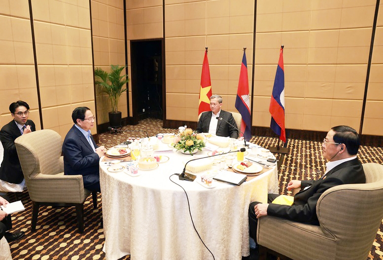 Ba Thủ tướng trao đổi về các lĩnh vực hợp tác chung và các vấn đề quốc tế, khu vực cùng quan tâm - Ảnh: VGP/Nhật Bắc Ba Thủ tướng trao đổi về các lĩnh vực hợp tác chung và các vấn đề quốc tế, khu vực cùng quan tâm - Ảnh: VGP/Nhật Bắc