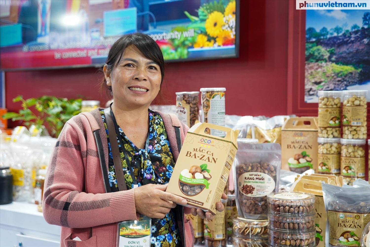 Bà Nguyễn Thị Bích, đại diện HTX Kon Hà Nừng, xã Đak Rong, Gia Lai giới thiệu dòng macca nguyên vị do đồng bào Ba Na trực tiếp trồng và chế biến (Ảnh: MH)  Bà Nguyễn Thị Bích, đại diện HTX Kon Hà Nừng, xã Đak Rong, Gia Lai giới thiệu dòng macca nguyên vị do đồng bào Ba Na trực tiếp trồng và chế biến (Ảnh: MH)
