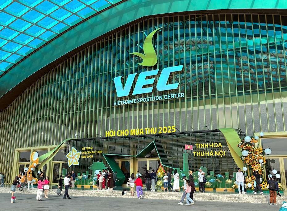 Nhiều người dân có mặt từ sớm trước giờ mở cửa tại Hội chợ Mùa Thu lần thứ Nhất - năm 2025 (Ảnh: Thúy Huyền) Nhiều người dân có mặt từ sớm trước giờ mở cửa tại Hội chợ Mùa Thu lần thứ Nhất - năm 2025 (Ảnh: Thúy Huyền)
