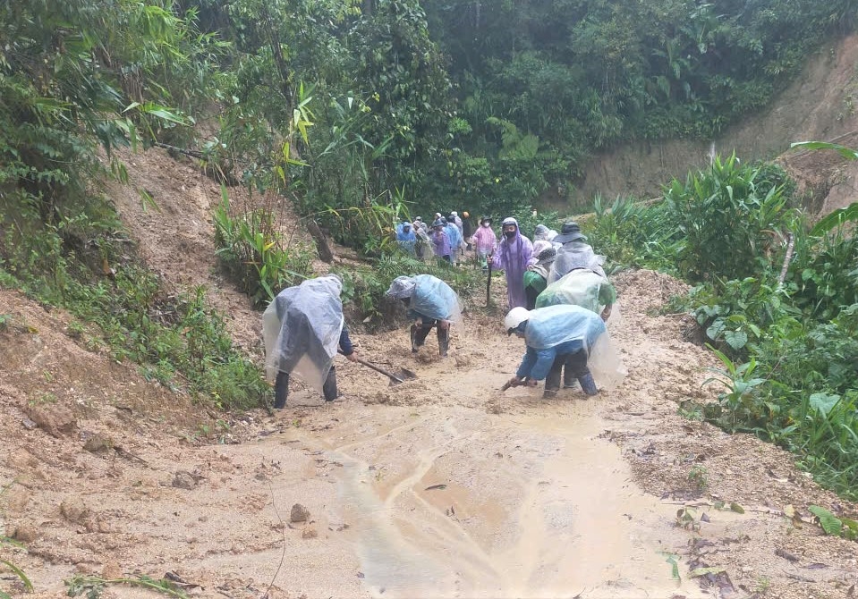 Người dân thôn Đăk Nai, xã Ngọc Linh tập trung khắc phục sạt lở trên tuyến đường dẫn lên thôn. (Ảnh: Ngọc Chí) Người dân thôn Đăk Nai, xã Ngọc Linh tập trung khắc phục sạt lở trên tuyến đường dẫn lên thôn. (Ảnh: Ngọc Chí)