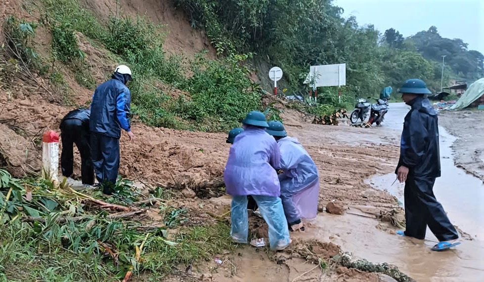 Xã Ngọc Linh đã cử cán bộ và lực lượng dân quân xuống tất cả các thôn hỗ trợ người dân khắc phục sạt lở trên các đường liên thôn. (Ảnh: Ngọc Chí) Xã Ngọc Linh đã cử cán bộ và lực lượng dân quân xuống tất cả các thôn hỗ trợ người dân khắc phục sạt lở trên các đường liên thôn. (Ảnh: Ngọc Chí)