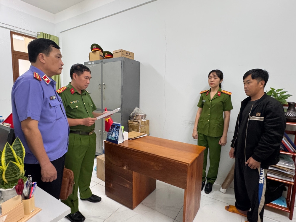 Cơ quan Cảnh sát điều tra Công an tỉnh Gia Lai thi hành lệnh bắt đối với Nguyễn Văn Hạnh, là người làm thuê cho Tùng. Ảnh: N.G Cơ quan Cảnh sát điều tra Công an tỉnh Gia Lai thi hành lệnh bắt đối với Nguyễn Văn Hạnh, là người làm thuê cho Tùng. Ảnh: N.G