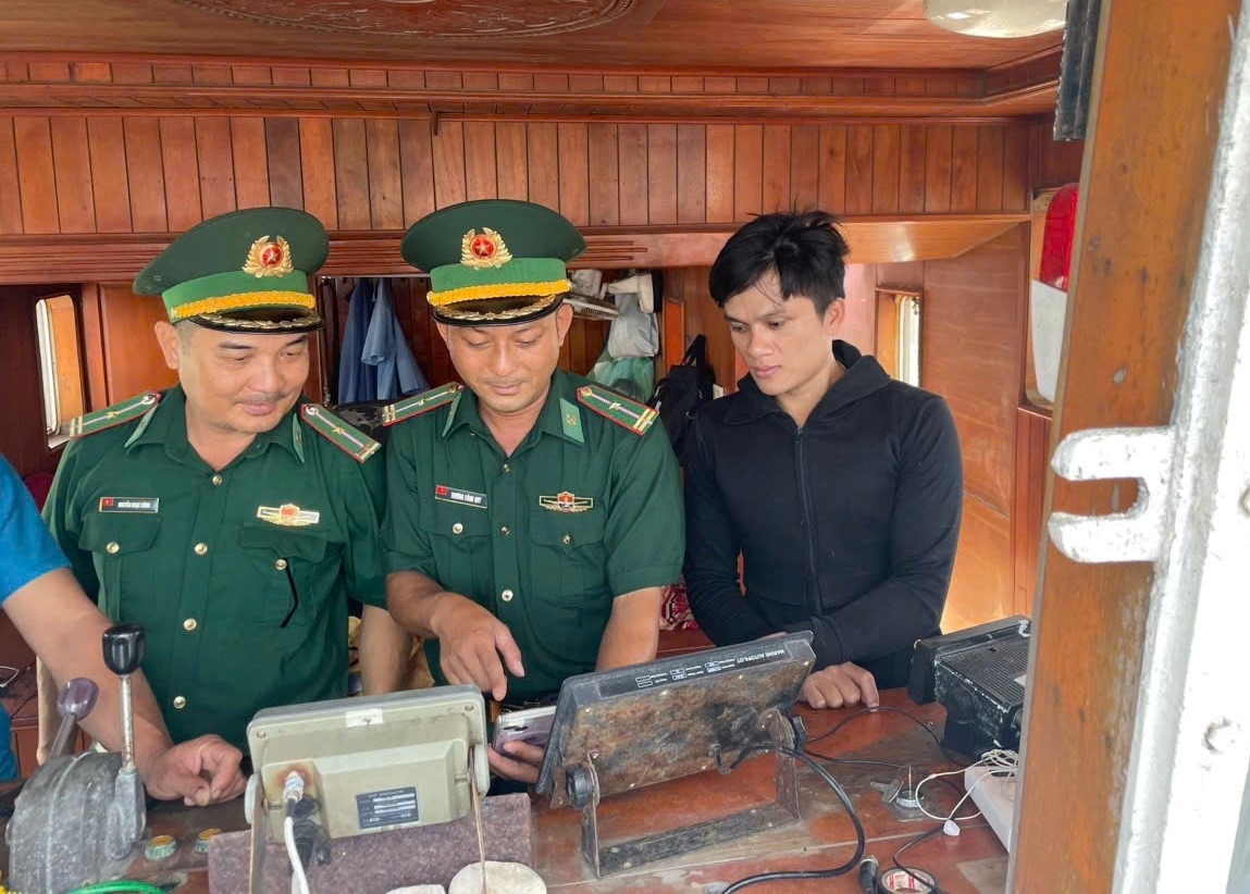 Lực lượng Biên phòng tỉnh hướng dẫn người dân tra cứu nắm các thông tin để cập nhật các quy định về phòng chống khai thác IUU Lực lượng Biên phòng tỉnh hướng dẫn người dân tra cứu nắm các thông tin để cập nhật các quy định về phòng chống khai thác IUU