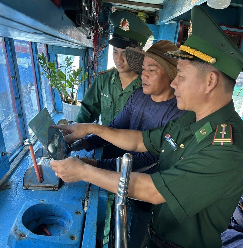 Cán bộ, chiến sĩ Đồn Biên phòng Cát Khánh nắm sát tình hình, phối hợp xử lý khi các tàu có dấu hiệu vi phạm IUU Cán bộ, chiến sĩ Đồn Biên phòng Cát Khánh nắm sát tình hình, phối hợp xử lý khi các tàu có dấu hiệu vi phạm IUU