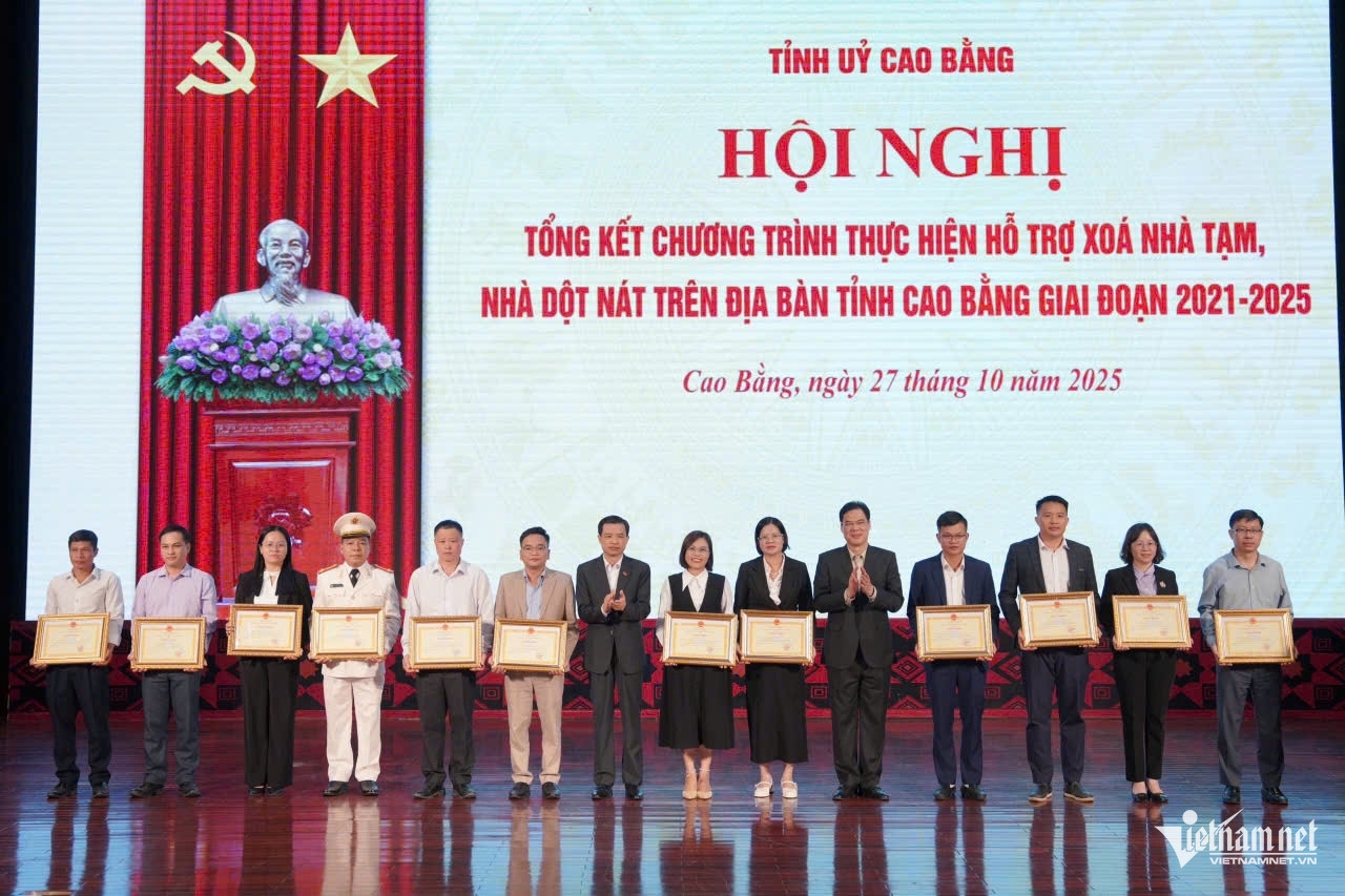 21 tập thể và 14 cá nhân có thành tích xuất sắc trong thực hiện Chương trình xóa nhà tạm, nhà dột nát trên địa bàn tỉnh được nhận Bằng khen của Chủ tịch UBND tỉnh Cao Bằng. Ảnh: Xuân Quý 21 tập thể và 14 cá nhân có thành tích xuất sắc trong thực hiện Chương trình xóa nhà tạm, nhà dột nát trên địa bàn tỉnh được nhận Bằng khen của Chủ tịch UBND tỉnh Cao Bằng. Ảnh: Xuân Quý