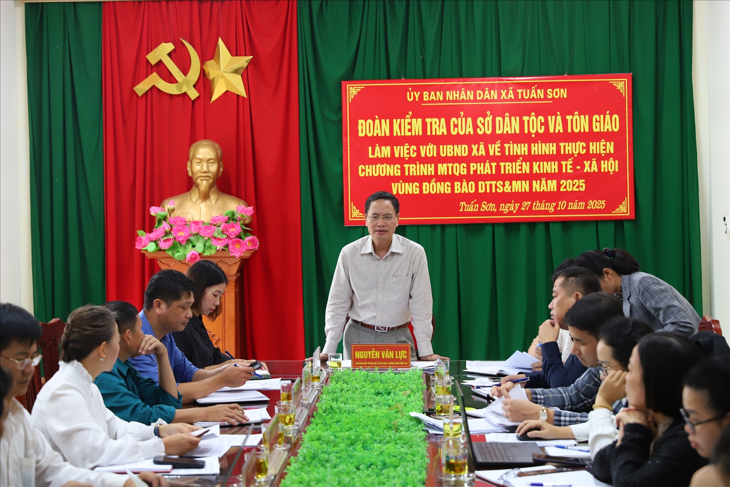 Ông Nguyễn Văn Lực phát biểu tại buổi làm việc tại xã Tuấn Sơn và các xã trong khu vực huyện Hữu Lũng cũ Ông Nguyễn Văn Lực phát biểu tại buổi làm việc tại xã Tuấn Sơn và các xã trong khu vực huyện Hữu Lũng cũ