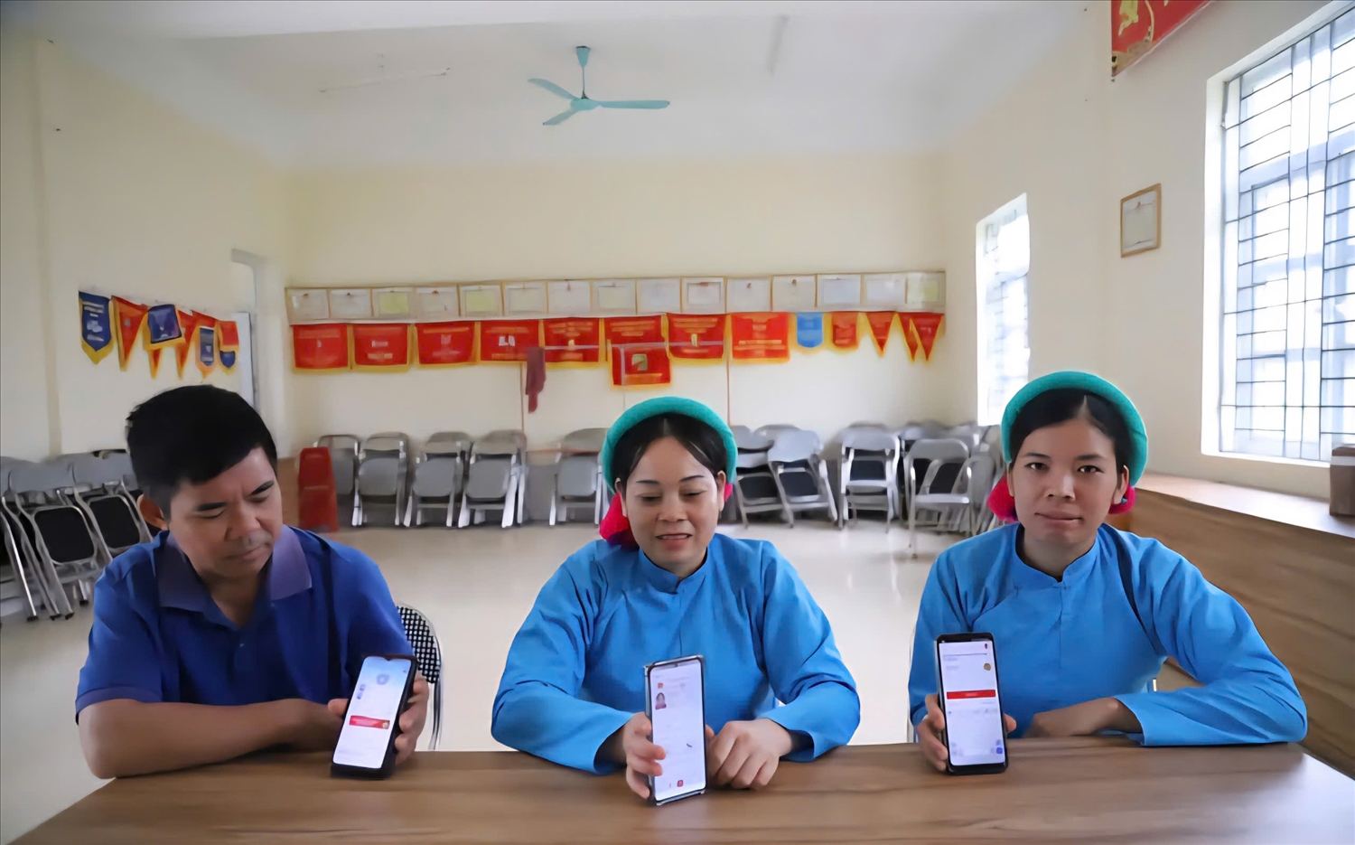 Chị Thâu thường xuyên cập nhật tài liệu, tham gia các buổi tập huấn của xã, rồi triển khai lại cho các thành viên trong thôn Chị Thâu thường xuyên cập nhật tài liệu, tham gia các buổi tập huấn của xã, rồi triển khai lại cho các thành viên trong thôn