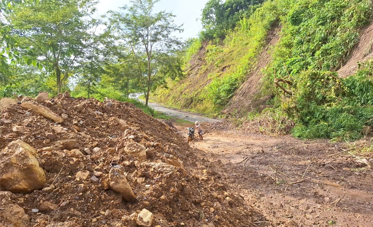 Tuyến đường phục vụ chở nguyên liệu thi công “Xây dựng đường giao thông vào trung tâm xã Hữu Khuông, Nhôn Mai thuộc vùng lòng hồ bản Vẽ” bị sạt lở hơn 50 điểm do mưa bão 