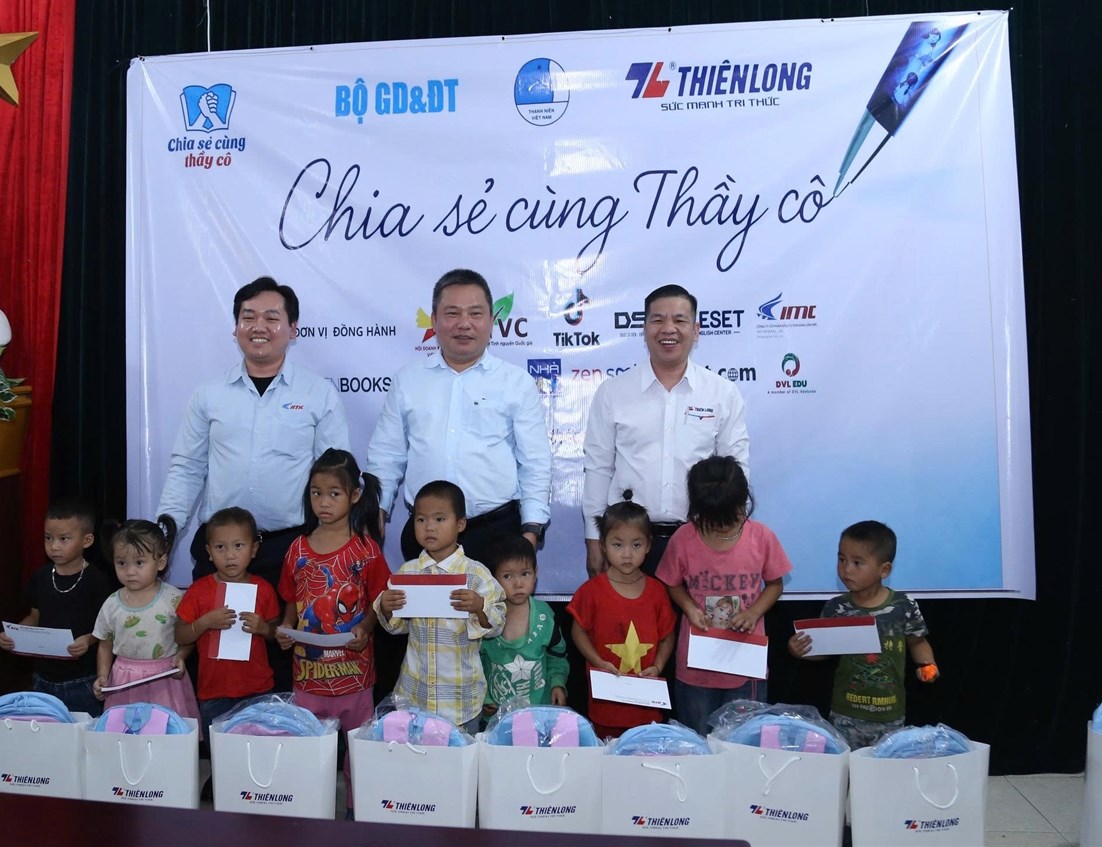 Ban Tổ chức đã trao 40 suất học bổng cho học sinh có hoàn cảnh khó khăn Ban Tổ chức đã trao 40 suất học bổng cho học sinh có hoàn cảnh khó khăn