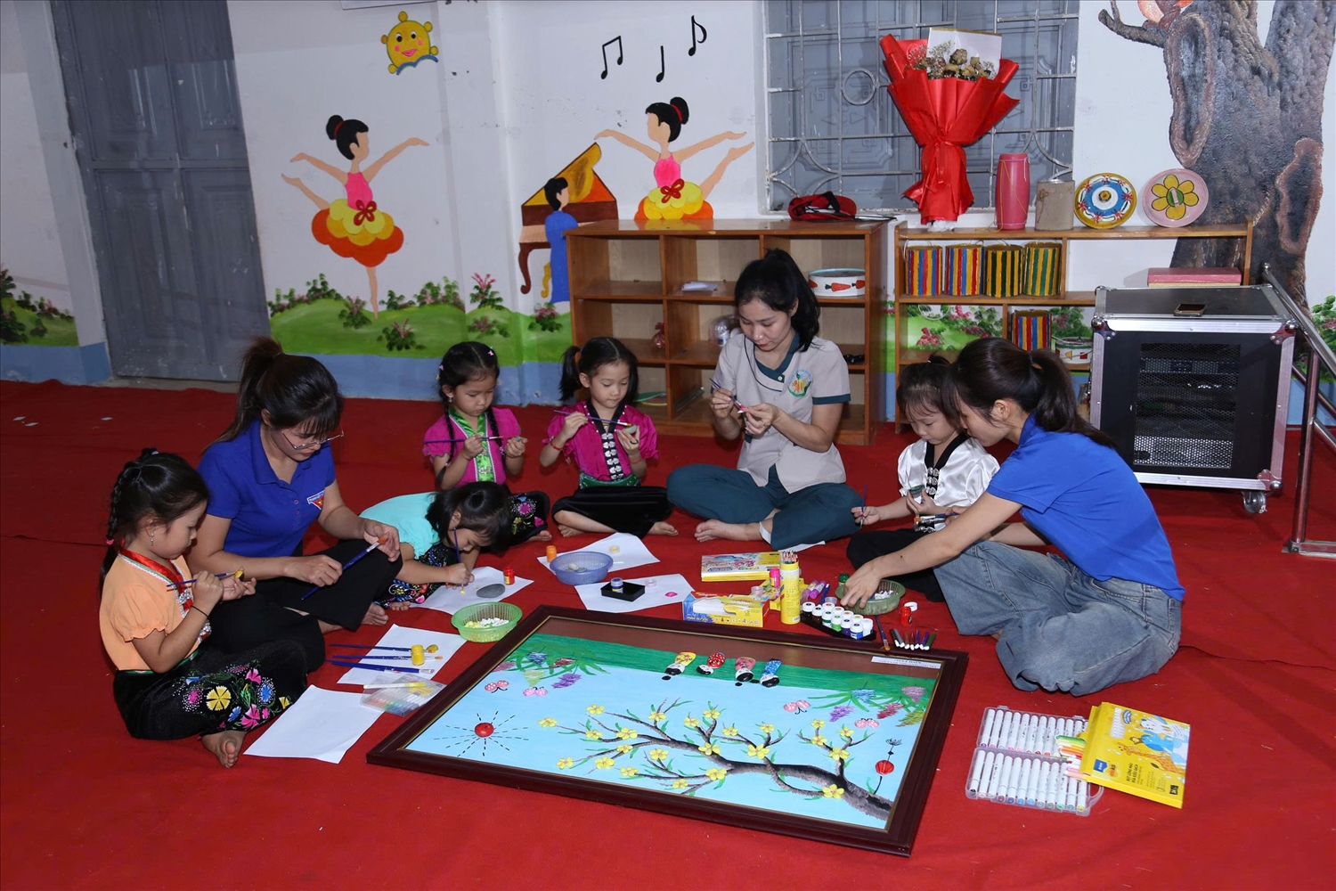 Cô và trò trường Mầm non Bản Lang, xã Khổng Lào, Lai Châu Cô và trò trường Mầm non Bản Lang, xã Khổng Lào, Lai Châu