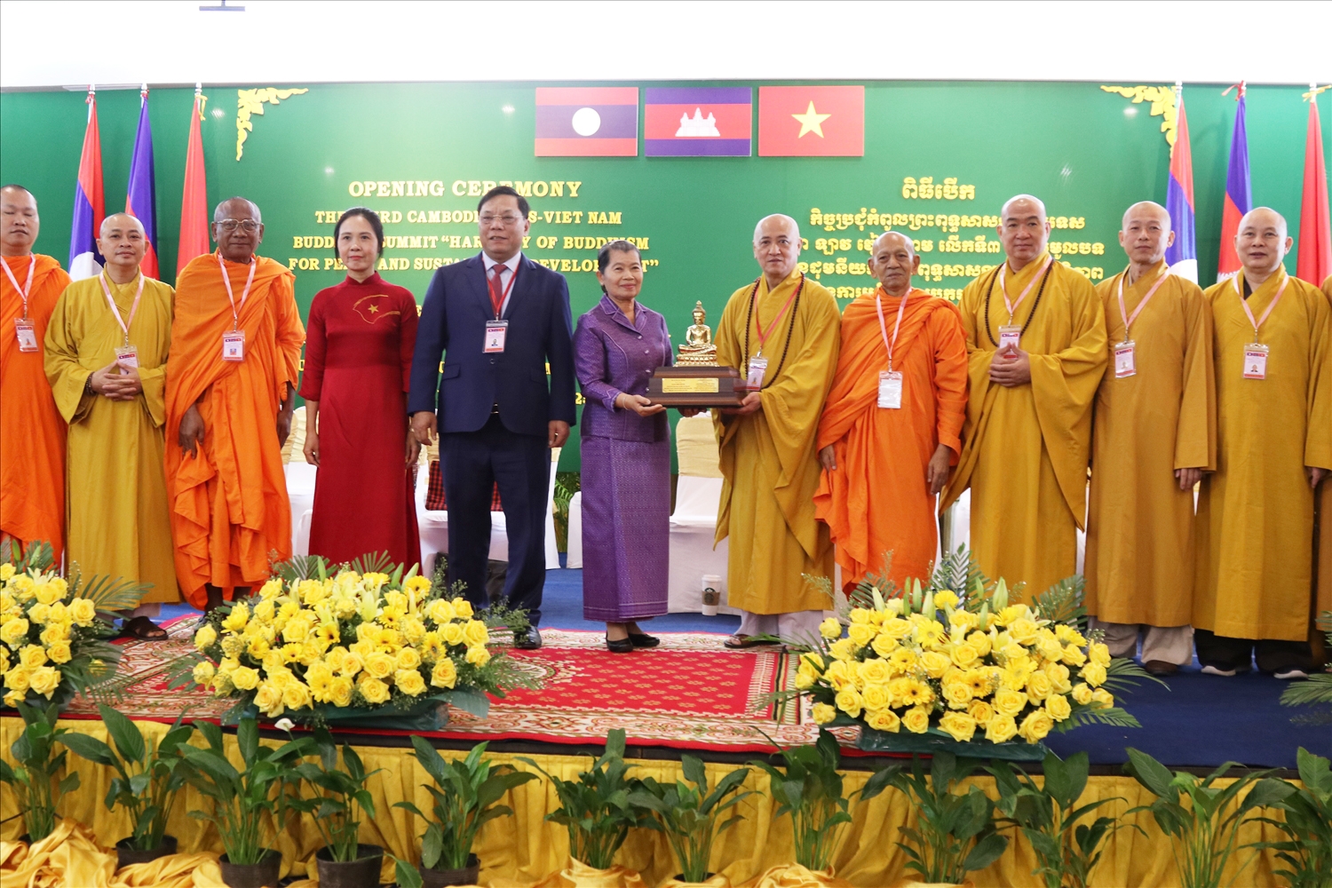 Thứ trưởng Bộ Dân tộc và Tôn giáo Nguyễn Hải Trung cùng Đại diện đoàn Giáo hội Phật giáo Việt Nam trao tặng tượng Phật đến bà Men Sam An - Cố vấn tối cao của Quốc vương, Chủ tịch Hội đồng Mặt trận Đoàn kết phát triển Tổ quốc Campuchia, Phó Chủ tịch Đảng Nhân dân Campuchia Thứ trưởng Bộ Dân tộc và Tôn giáo Nguyễn Hải Trung cùng Đại diện đoàn Giáo hội Phật giáo Việt Nam trao tặng tượng Phật đến bà Men Sam An - Cố vấn tối cao của Quốc vương, Chủ tịch Hội đồng Mặt trận Đoàn kết phát triển Tổ quốc Campuchia, Phó Chủ tịch Đảng Nhân dân Campuchia