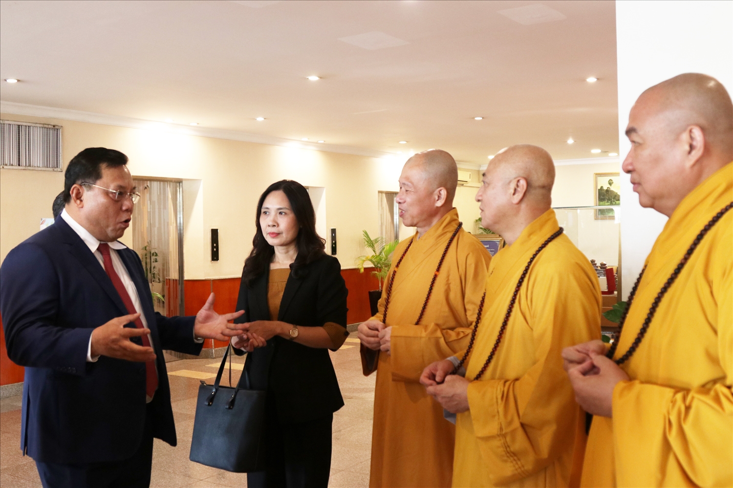 Thứ trưởng Bộ Dân tộc và Tôn giáo Nguyễn Hải Trung trao đổi cùng các vị đại biểu Phật giáo bên lề Hội nghị Thứ trưởng Bộ Dân tộc và Tôn giáo Nguyễn Hải Trung trao đổi cùng các vị đại biểu Phật giáo bên lề Hội nghị