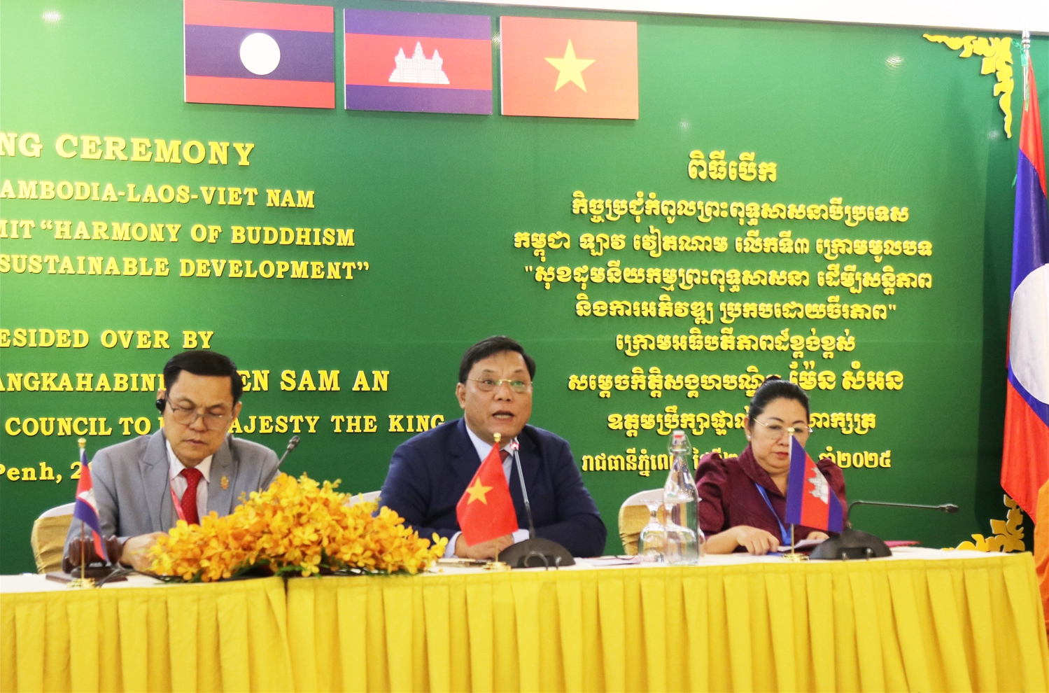 Thứ trưởng Bộ Dân tộc và Tôn giáo Việt Nam Nguyễn Hải Trung (ngồi giữa) phát biểu tham luận tại Hội nghị Thứ trưởng Bộ Dân tộc và Tôn giáo Việt Nam Nguyễn Hải Trung (ngồi giữa) phát biểu tham luận tại Hội nghị