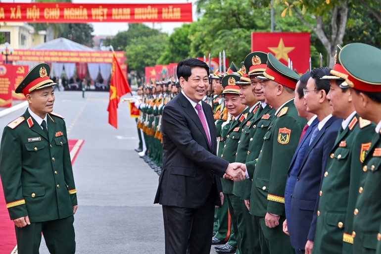 Chủ tịch nước Lương Cường dự Lễ kỷ niệm 80 năm Ngày truyền thống lực lượng vũ trang Quân khu 3. (Ảnh: Thủy Nguyên) Chủ tịch nước Lương Cường dự Lễ kỷ niệm 80 năm Ngày truyền thống lực lượng vũ trang Quân khu 3. (Ảnh: Thủy Nguyên)