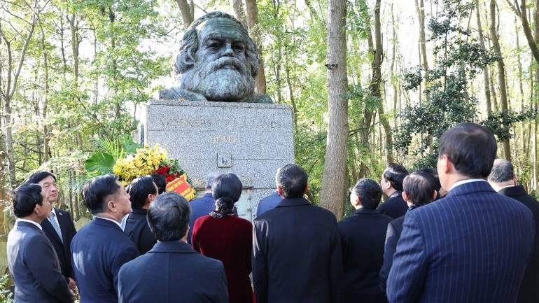Tổng Bí thư Tô Lâm đặt vòng hoa viếng tại mộ Karl Marx - Lãnh tụ của giai cấp vô sản. Tổng Bí thư Tô Lâm đặt vòng hoa viếng tại mộ Karl Marx - Lãnh tụ của giai cấp vô sản.
