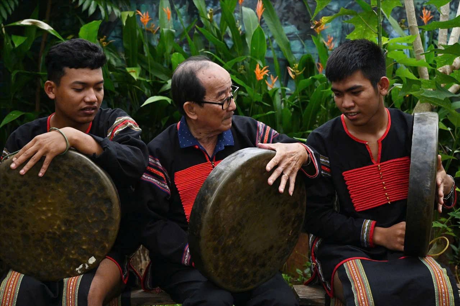 Nghệ sĩ ưu tú Vũ Lân hướng dẫn các bạn trẻ đánh cồng chiêng (Ảnh: LH) Nghệ sĩ ưu tú Vũ Lân hướng dẫn các bạn trẻ đánh cồng chiêng (Ảnh: LH)