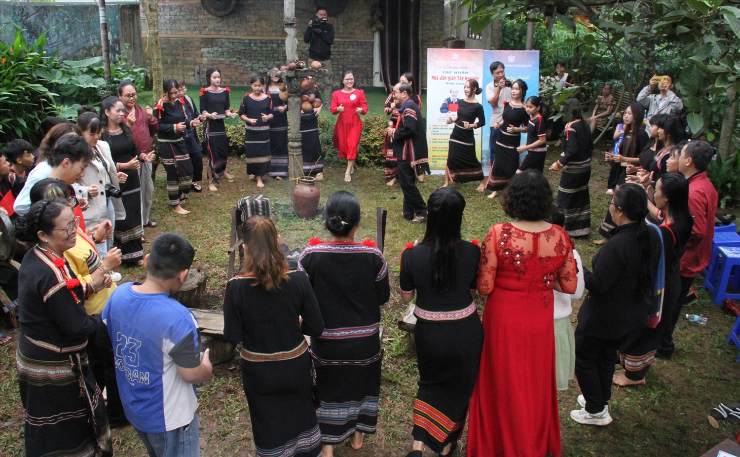Các học viên cùng đại biểu hòa cùng nhịp chiêng, vòng xoang (Ảnh: L.H) Các học viên cùng đại biểu hòa cùng nhịp chiêng, vòng xoang (Ảnh: L.H)