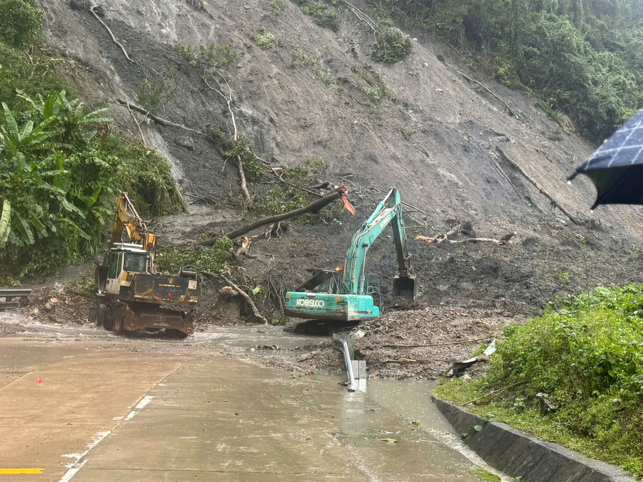 Các đơn vị quản lý đường bộ đã huy động tối đa nhân lực, thiết bị, vật tư thi công xuyên đêm để khắc phục sạt lở. (Ảnh: Ngọc Chí) Các đơn vị quản lý đường bộ đã huy động tối đa nhân lực, thiết bị, vật tư thi công xuyên đêm để khắc phục sạt lở. (Ảnh: Ngọc Chí)