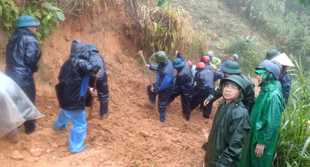 Xã Ngọc Linh huy động các lực lượng mở đường để tiếp cận với 5 thôn bị cô lập. (Ảnh: Ngọc Chí) Xã Ngọc Linh huy động các lực lượng mở đường để tiếp cận với 5 thôn bị cô lập. (Ảnh: Ngọc Chí)