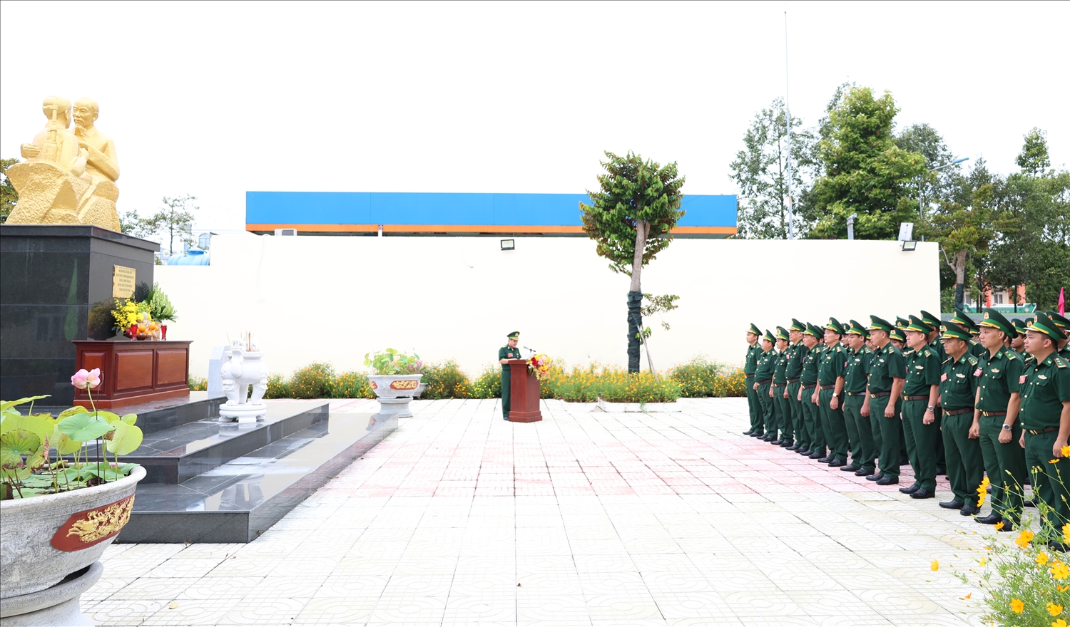 Đại biểu báo công dân Bác tại tượng đài Bác Hồ với chiến sĩ Biên phòng tỉnh An Giang 