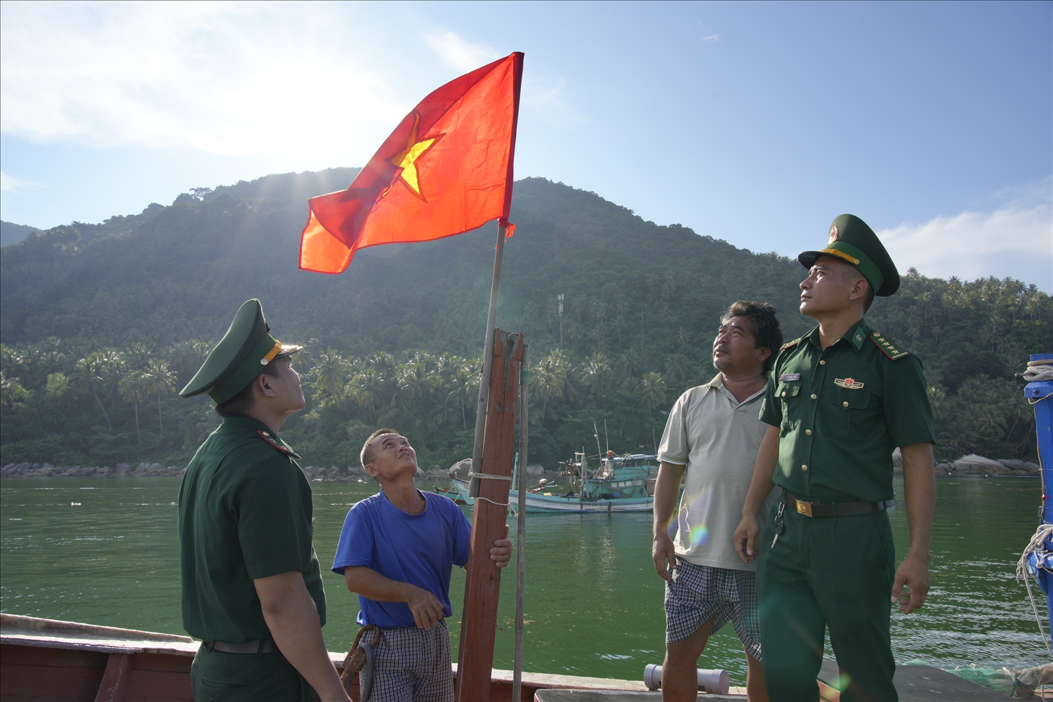 Đoàn Thanh niên tặng cờ Tổ quốc cho tổ tàu thuyền đoàn kết 