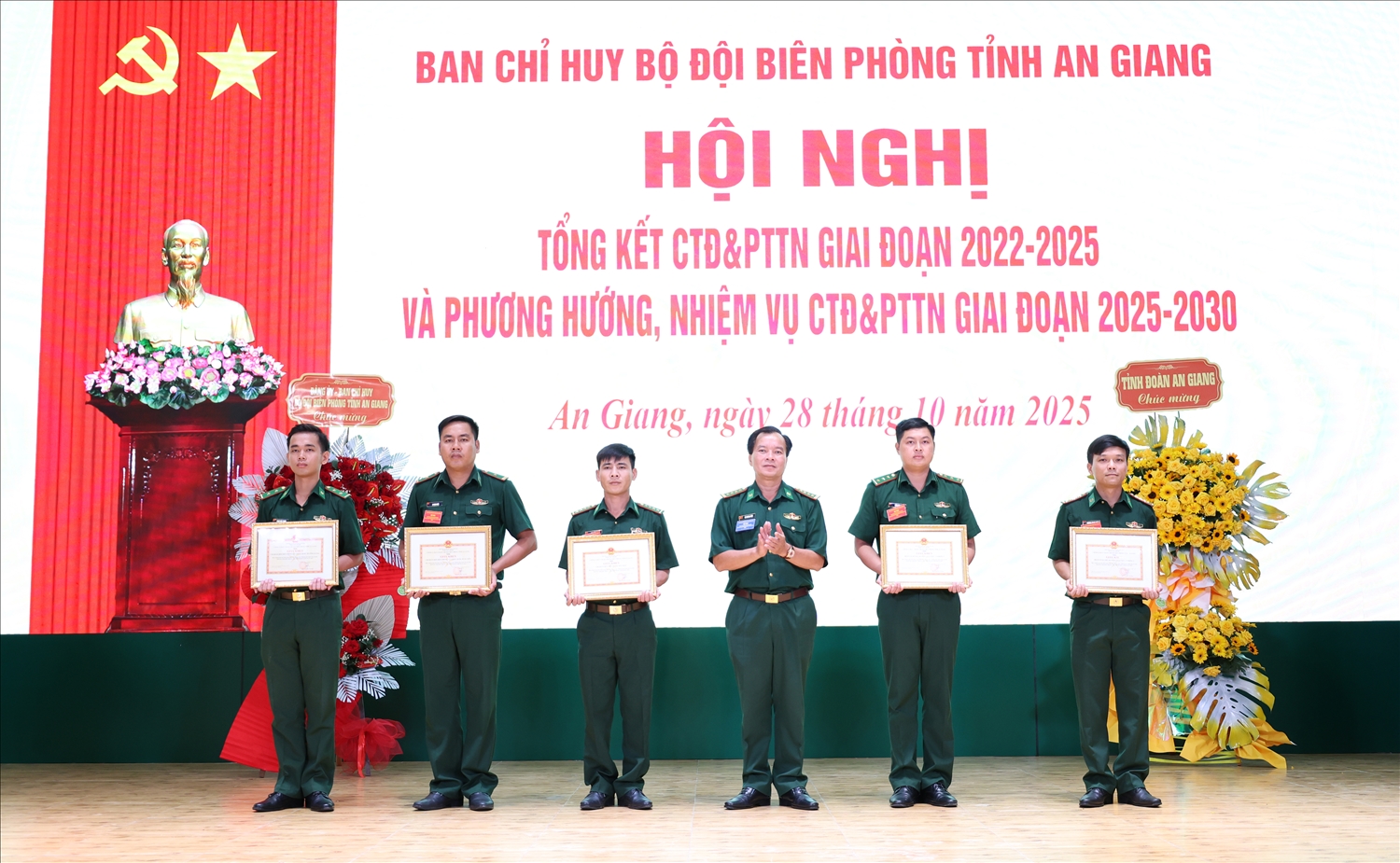 Đại tá Lê Hoàng Việt, Phó Chính ủy Ban Chỉ huy BĐBP tỉnh An Giang trao giấy khen cho các tập thể