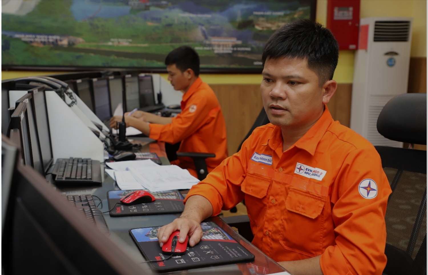 Phòng điều khiển Nhà máy Thủy điện A Vương thuộc EVNGENCO2 làm việc 24/24 giờ hàng ngày