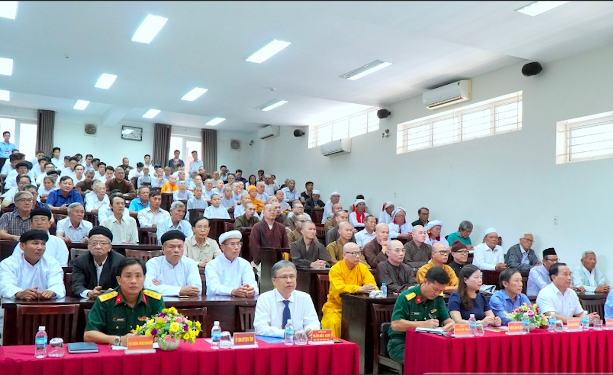 Các chức sắc, chức việc các tổ chức tôn giáo tại Khánh Hoà tham gia khoá bồi dưỡng. (Ảnh K.H) Các chức sắc, chức việc các tổ chức tôn giáo tại Khánh Hoà tham gia khoá bồi dưỡng. (Ảnh K.H)