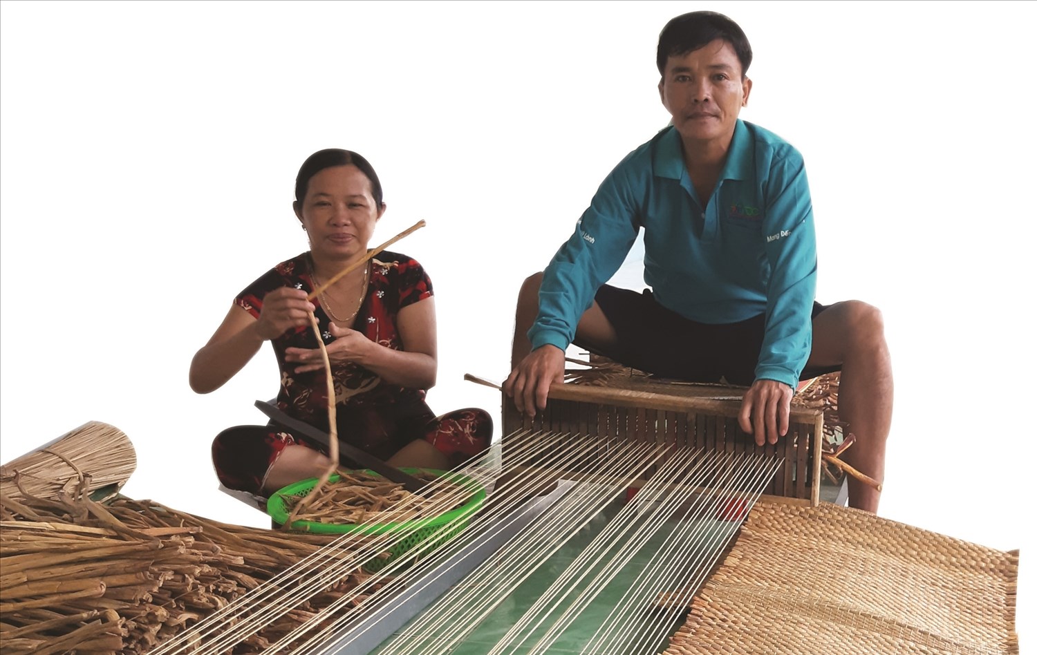 Từ khi có nghề đan lục bình, giúp gia đình chị Thạch Kim Vy ở ấp Lạc Thạnh, xã Ngũ Lạc có thêm thu nhập, trang trải cuộc sống